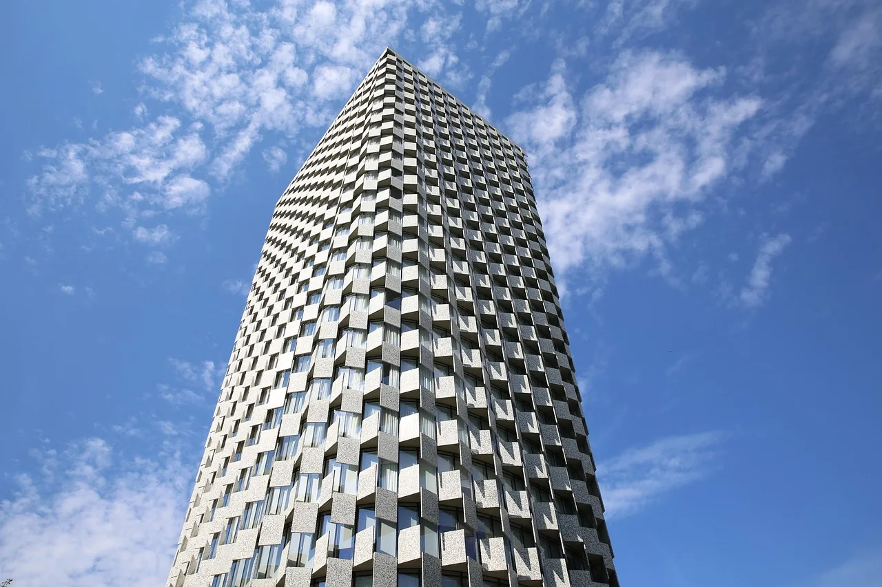 hotel plaza, tirana, albania, architecture, building, hotel, plaza, blue hotel, tirana, tirana, tirana, tirana, tirana, albania, hotel. Strong versus weak hospitality review replies, with the checks that show which is which