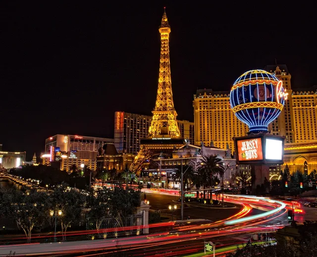 las vegas, eiffel tower, buildings, architecture, illuminated, city lights, motion blur, long exposure, casino, city, cityscape, downtown, night, gambling, hotel, usa, night photography, las vegas, las vegas, las vegas, las vegas, las vegas, casino, casino, hotel. Las Vegas loyalty programs compared to New York restaurant marketing